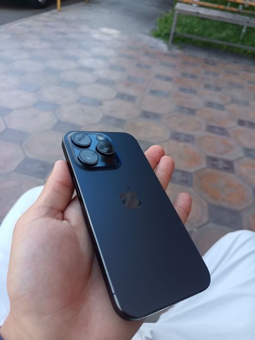 iPhone 15 pro синий