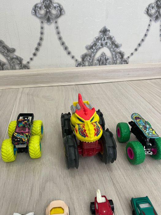 Машинки hotweels
