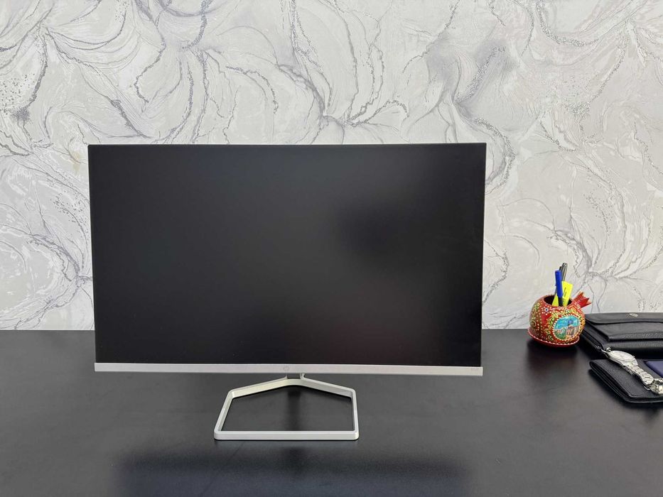 HP monitor M24f Full HD IPS — qutisi bilan, ideal holatda