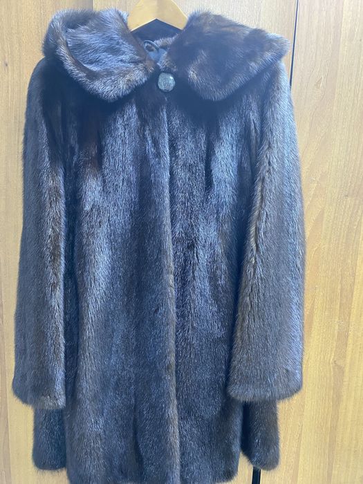 Шуба короткая, норковая с капюшоном, фасон - трапеция