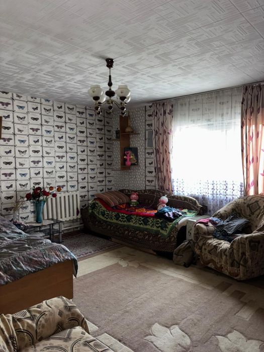 Дом - дача в двух уровнях.