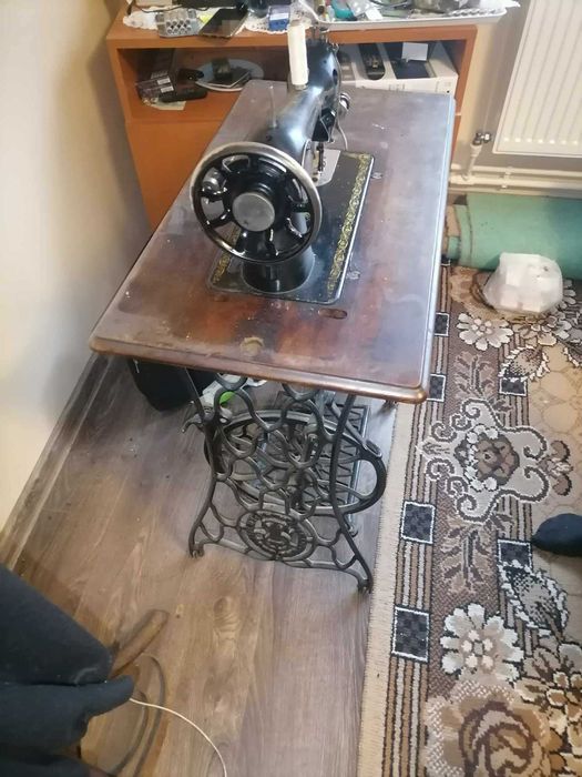 Mașina de cusut Singer veche