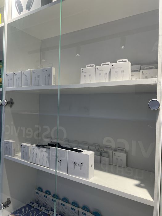 Продам Витрину и столы