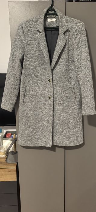 Продавам дамско сако размер 40.Носено 2-3 пъти, цена25€.