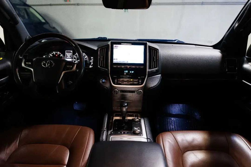 Toyota Land Cruiser 200, V8 - 5.7 L.
