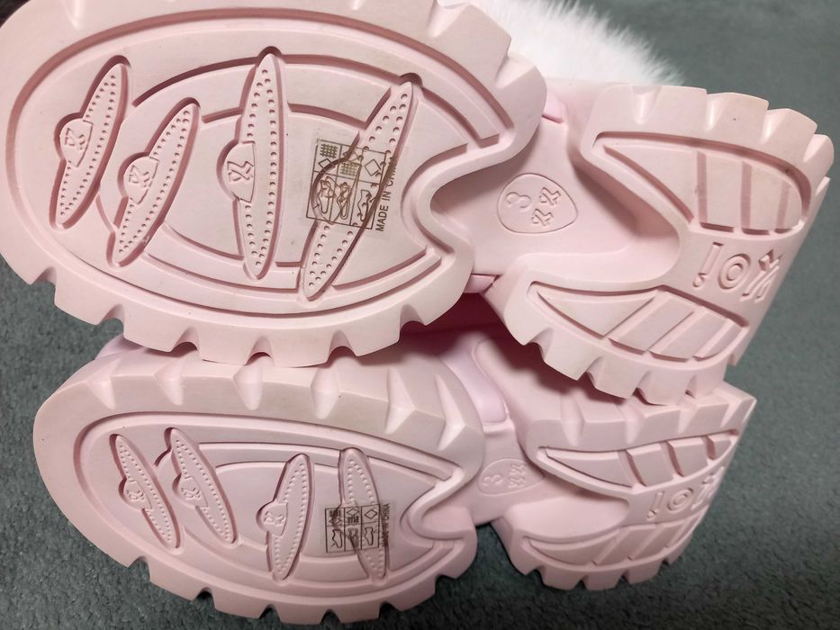 Чисто нови розови апрески