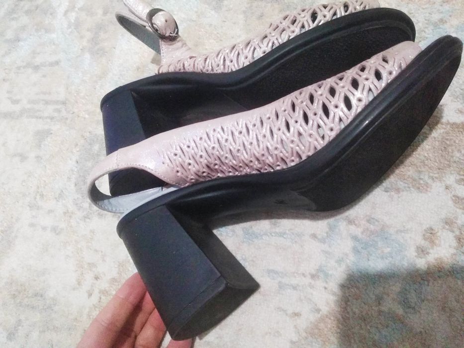 Босоножки кожаные