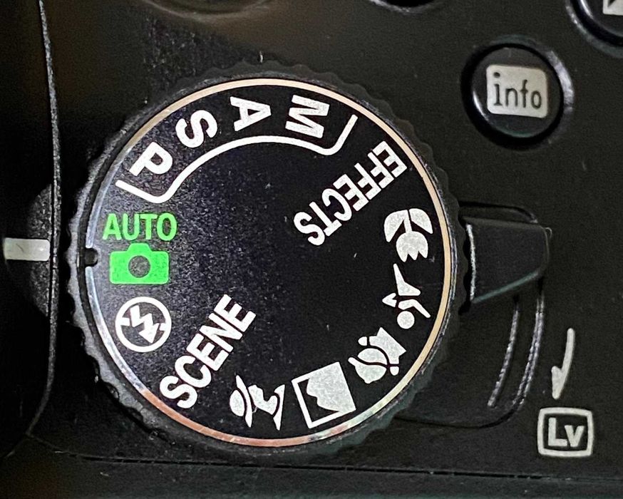 Nikon D5100 AF-S 18-55mm G-ED-DX-VR-TOP-Nice-DSLR-Pro-Focus -Digital -FUN