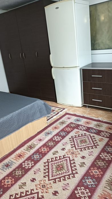 Ofer spre închiriere garsoniera la curte