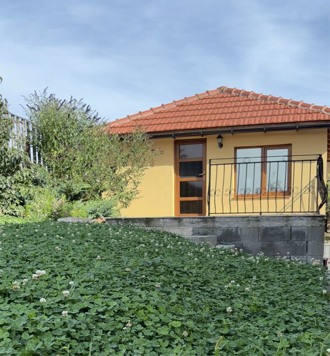 Apartament / Casa ,o camera cu gradina proprie