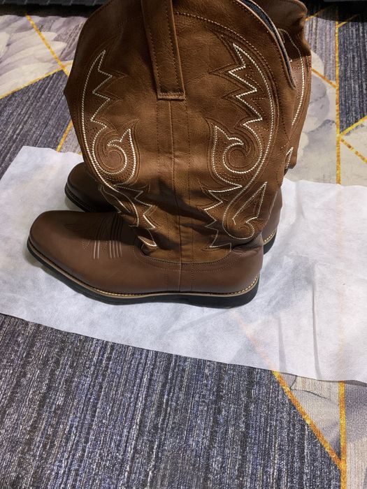 В продаже ковбойские сапоги