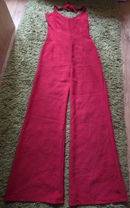 Salopetă rosie cu pantaloni largi