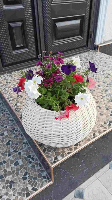 Kashpo iz rotanga dlya svetov