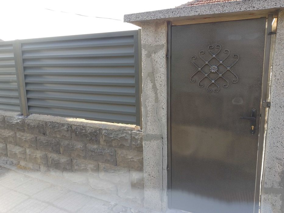 Метални врати и оградни пана .