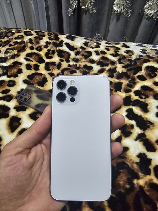 IPhone 12 pro aybi yoq orqa Krishka qoyilgan faqat 3mln Galiwsa boladi