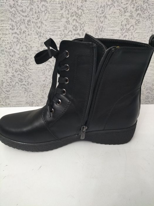 Продам женские ботинки