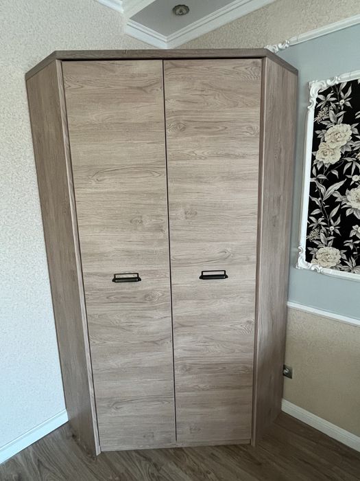 Продам угловой шкаф и кравать