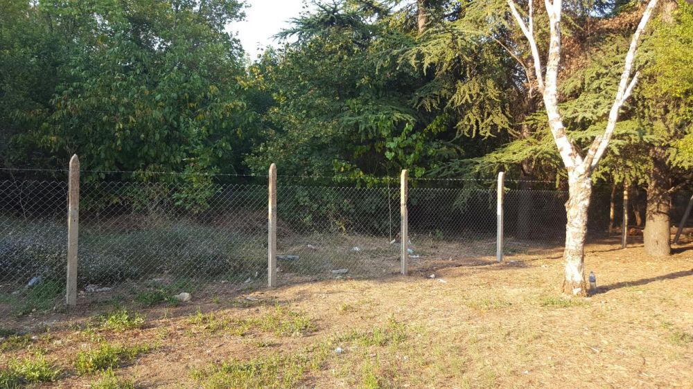 Ограда с циментови колове и поцинкована мрежа