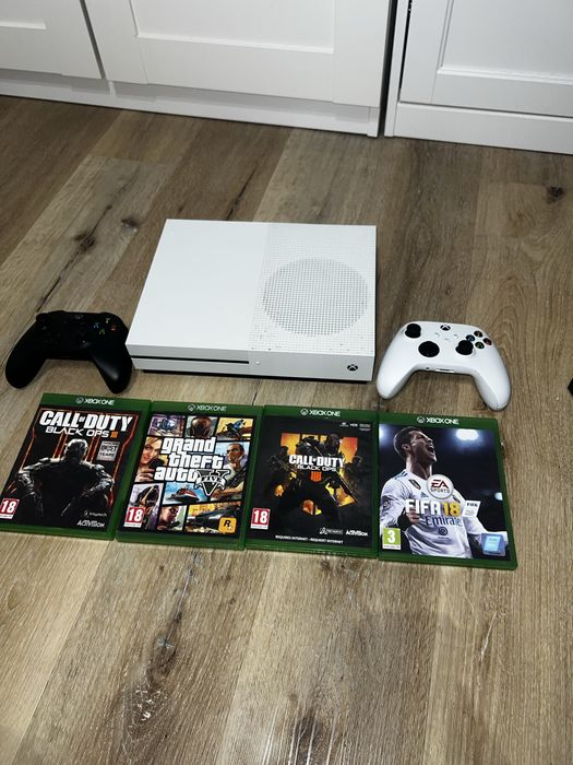 Xbox one S  cu 2 controllere si cateva jocuri