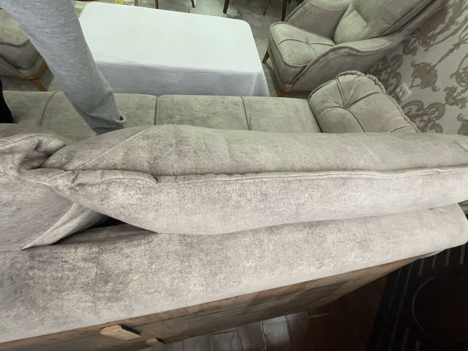 Срочно продается диван с двумя креслами совсем новый