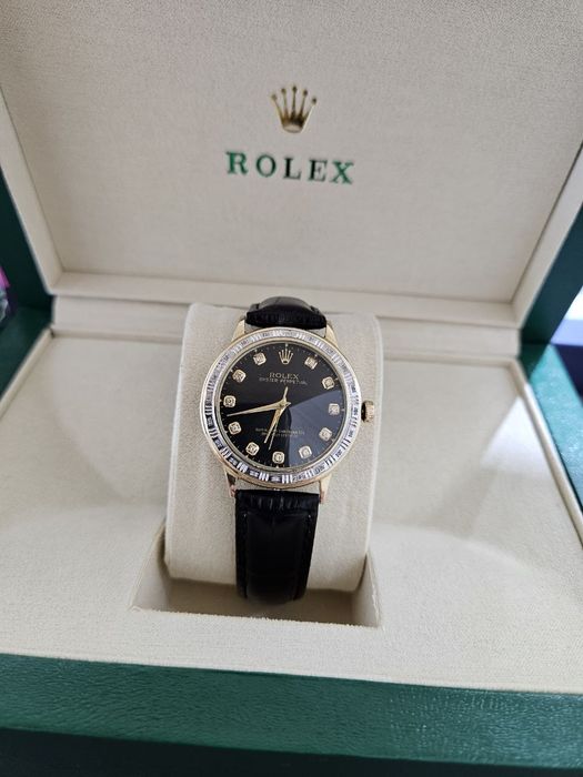 Продам Элегантные женские золотые часы с бриллиантами.