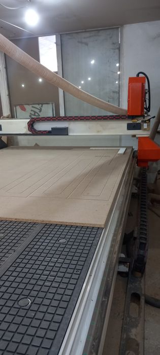 CNC фреза със серво двигатели и вакуум маса