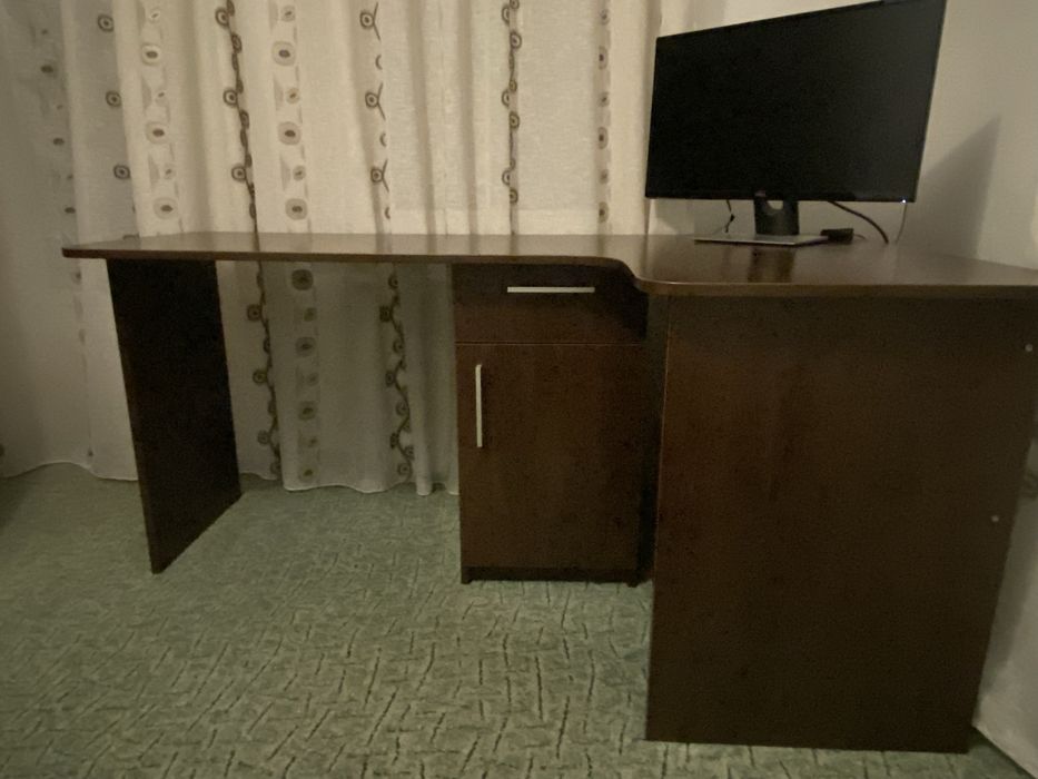 Birou de lemn pe colț