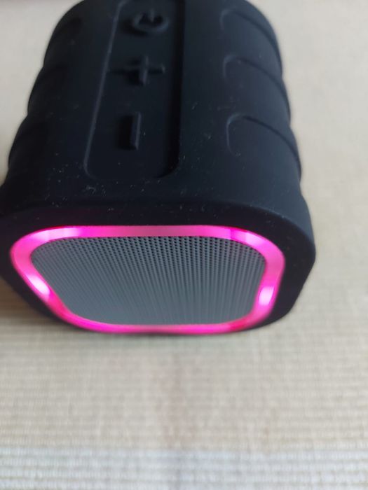 Vând boxă bluetooth cu lumini ambientale