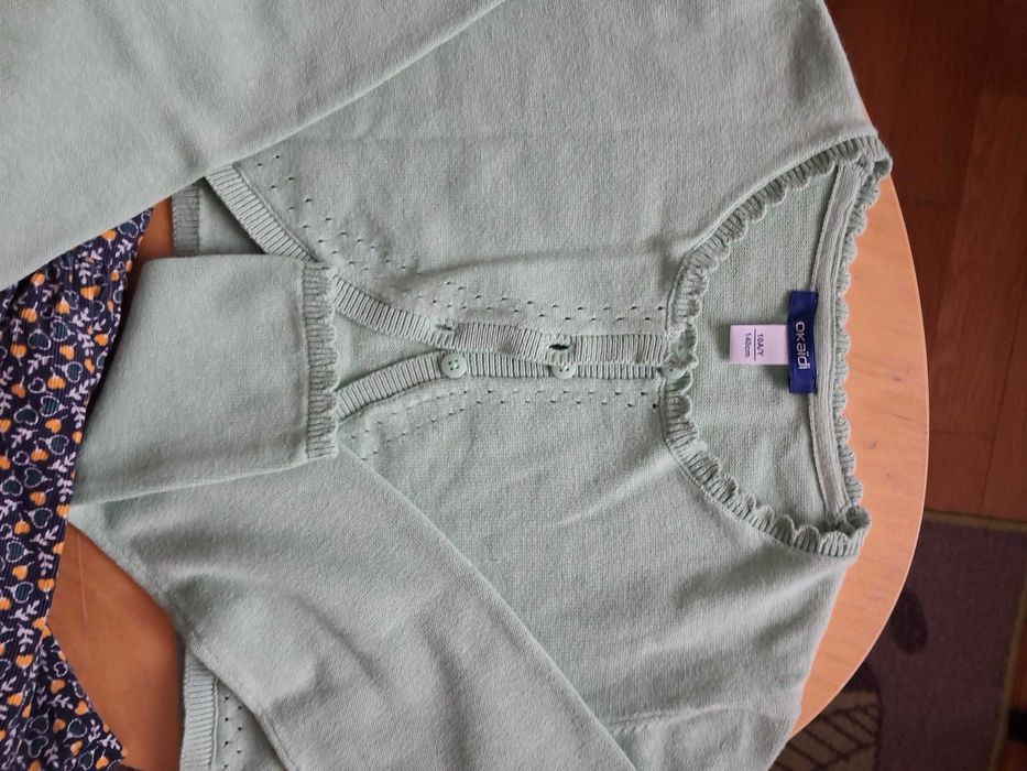 Поличка и две жилетки за момиченце на 6-7 години