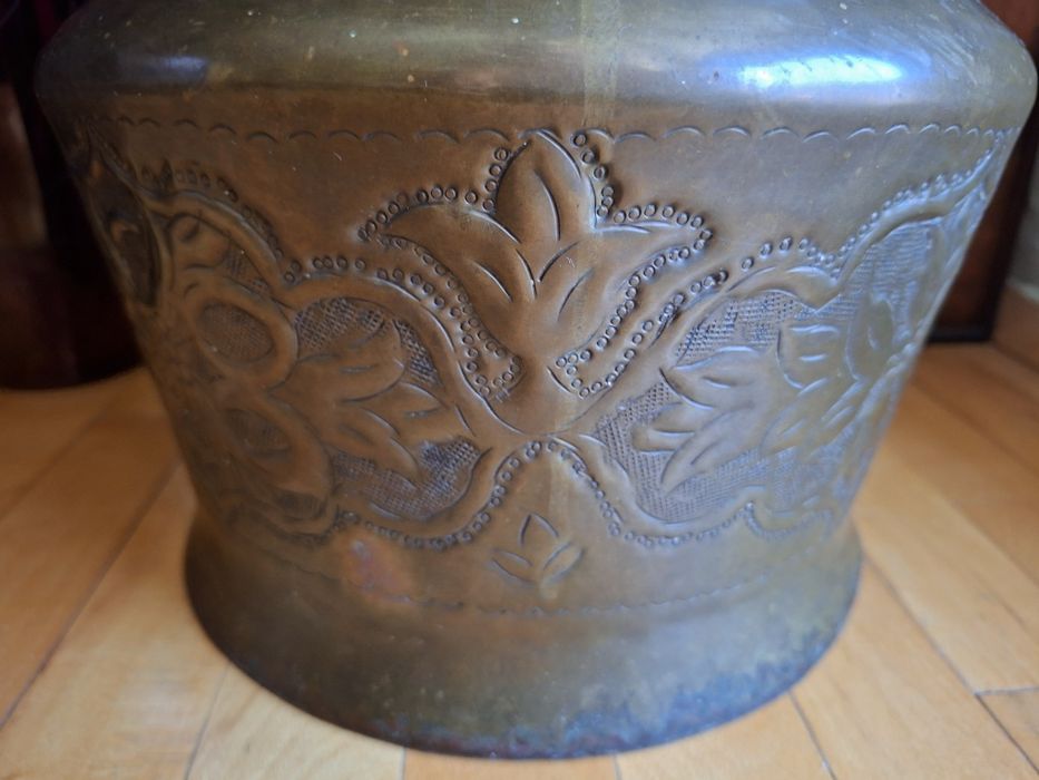 Медна саксия с орнаменти.