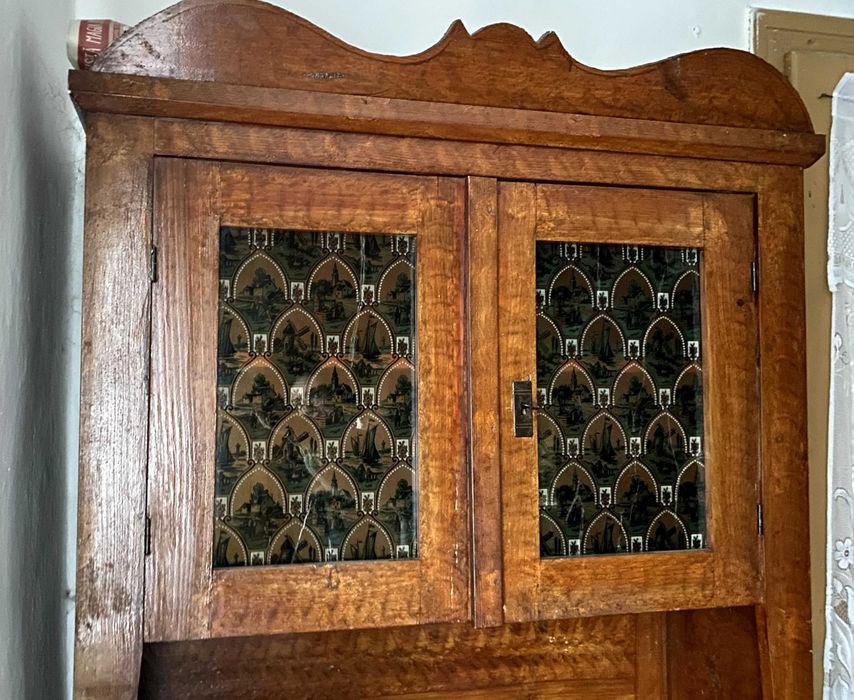 Mobilier autentic taranesc (dulap)cu vitralii (100 ani stare perfecta)