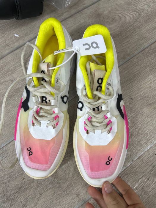 Теннисные кроссовки On roger