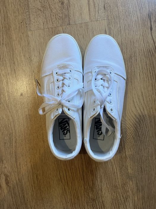 Бели кецове Vans (39)