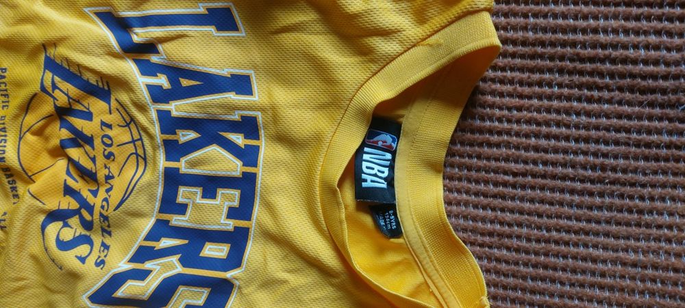 Спортен баскетболен екип и суитшърт