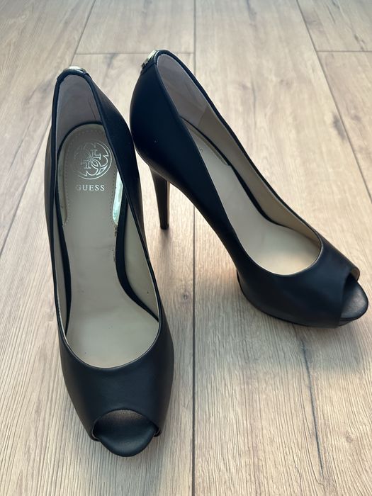 Луксозни GUESS обувки за специални моменти