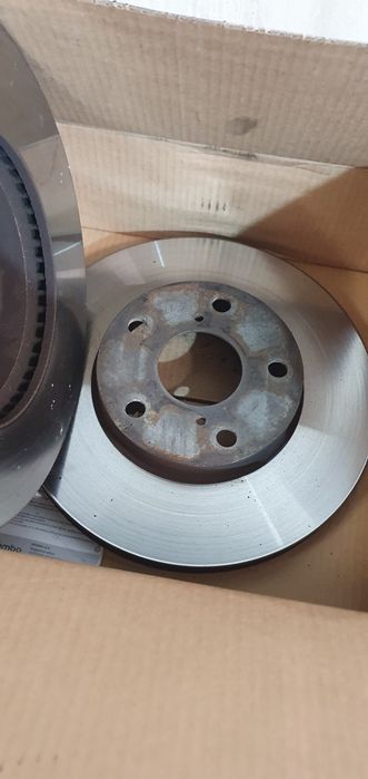 Продавам два комплекта предни спирачни дискове