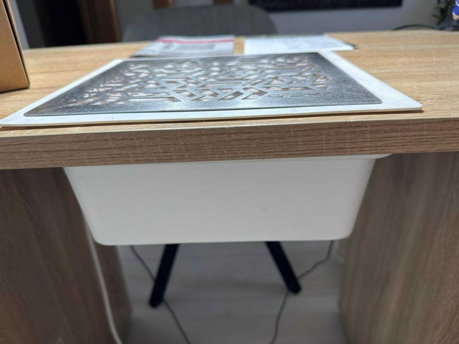 Vand masa de manichiură cu aspirator incorporat.
