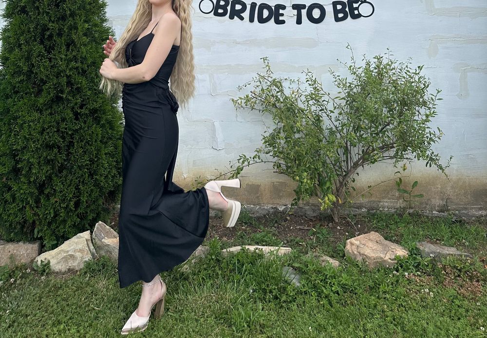 Черна дълга елегантна рокля