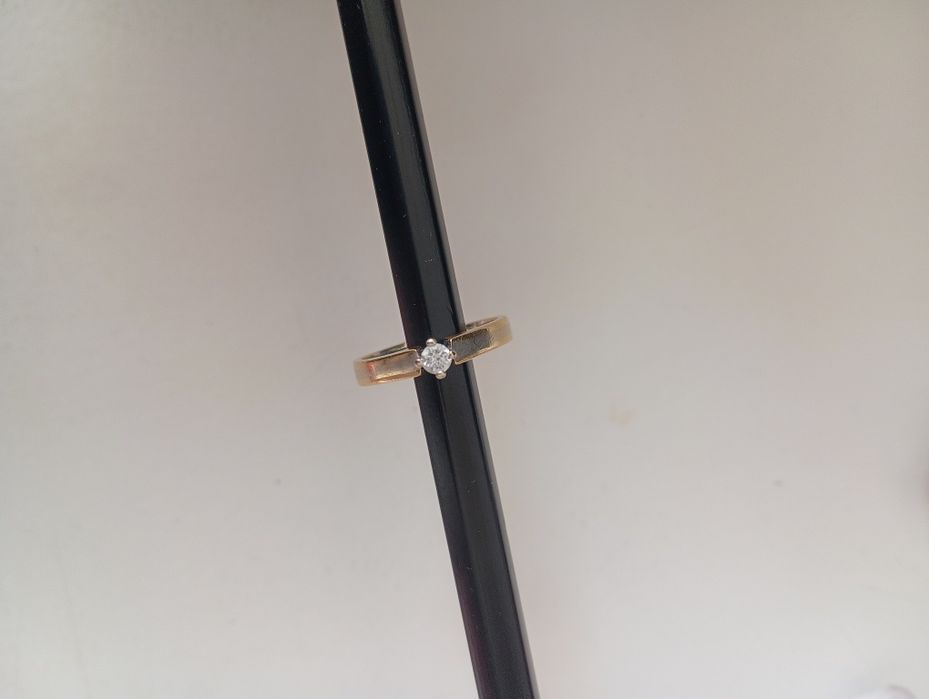 Златен пръстен с диамант