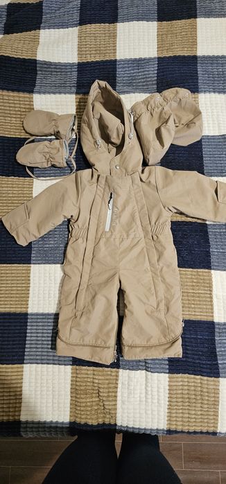 Продам комбинезоны и две шапки