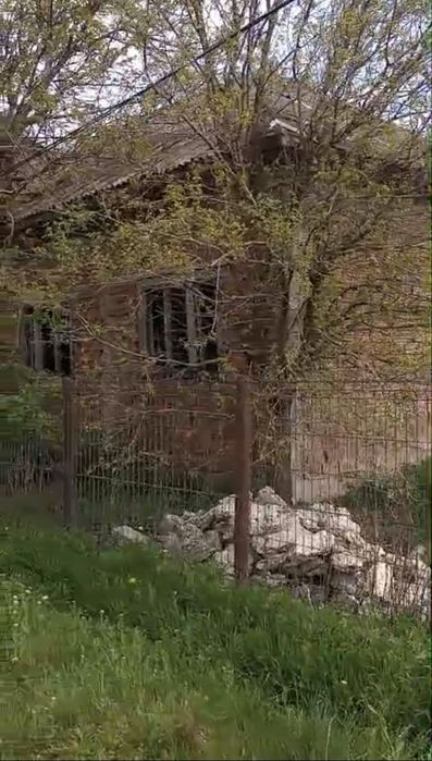 Constructie la rosu +teren 17 ari aproximativ