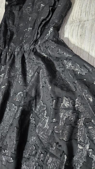 Блестяща черна рокля