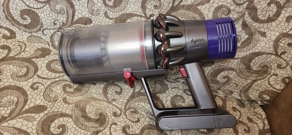 Aspirator vertical Dyson V10  fuctional  se vinde cum se vede in poze