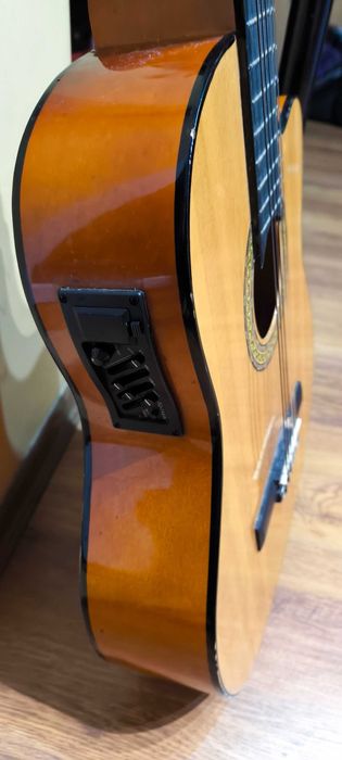 Продавам акустична китара