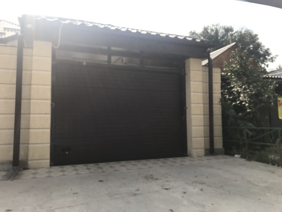 Секционные ворота ролставни