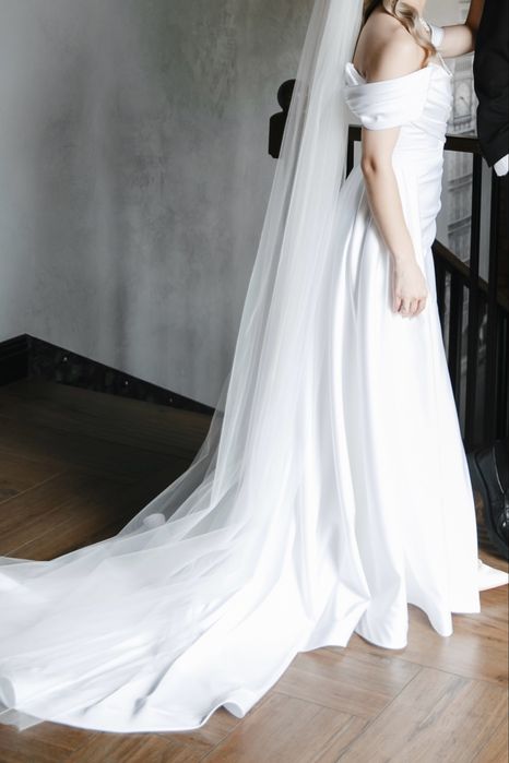 Свадебное платье и шлейф