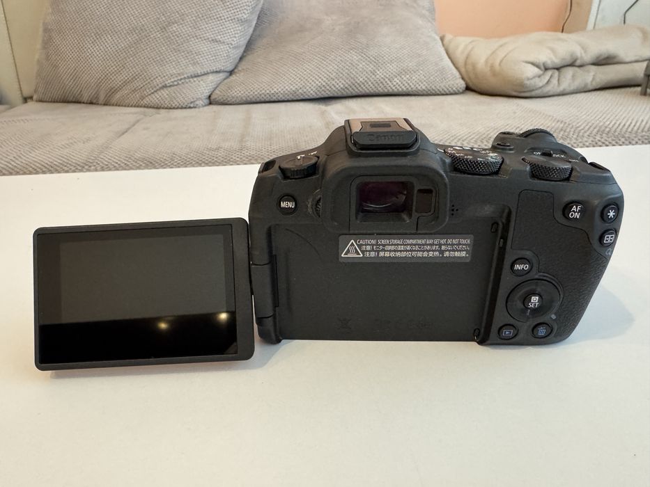 Продавам Canon R8