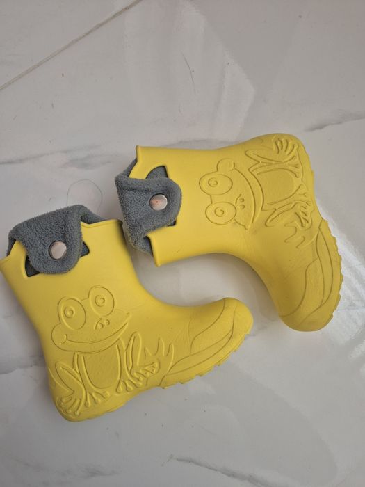 Жълти ботуши жабки