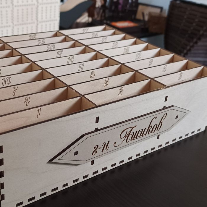 Училищна поставка за мобилни телефони.