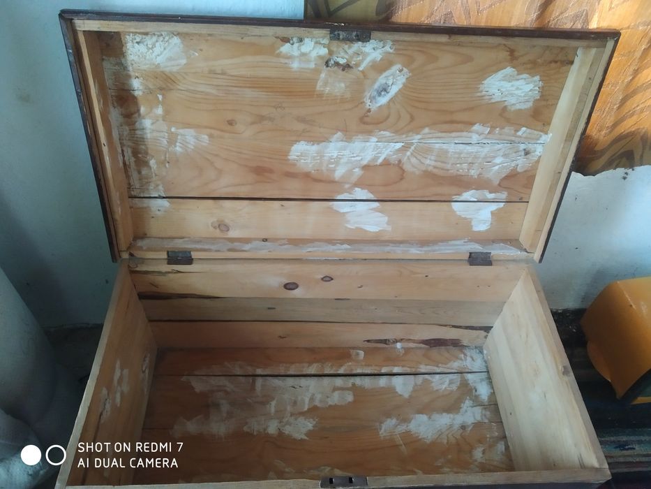 Стар дървен скрин